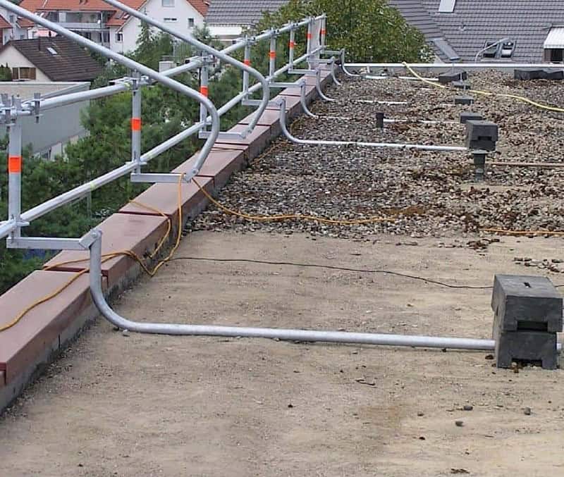 Mietservice Layher Flachdach-Seitenschutz Anwendungsbeispiel