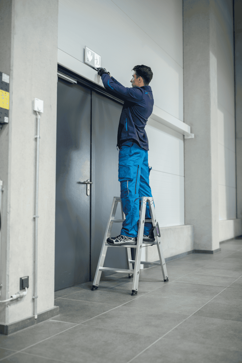 Munk Stufen-Stehleiter beidseitig begehbar Einsatzbeispiel 2