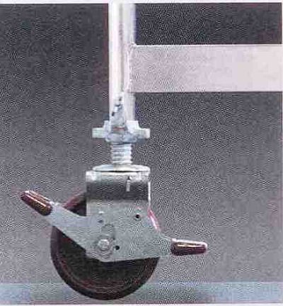 Robuste Lenkrollen beim Layher Fahrgerüst Uni Standard 1102