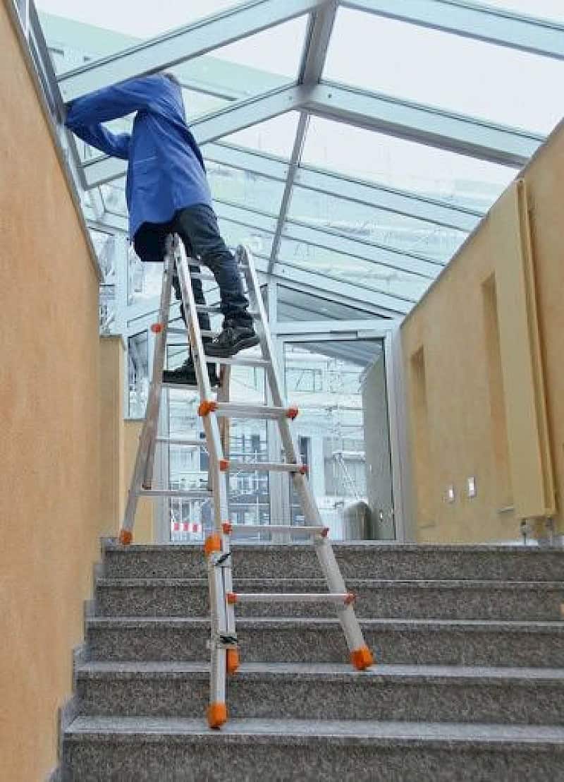 Layher Teleskopleiter 1058 - Einsatz auf Treppen mit Holmverlängerer