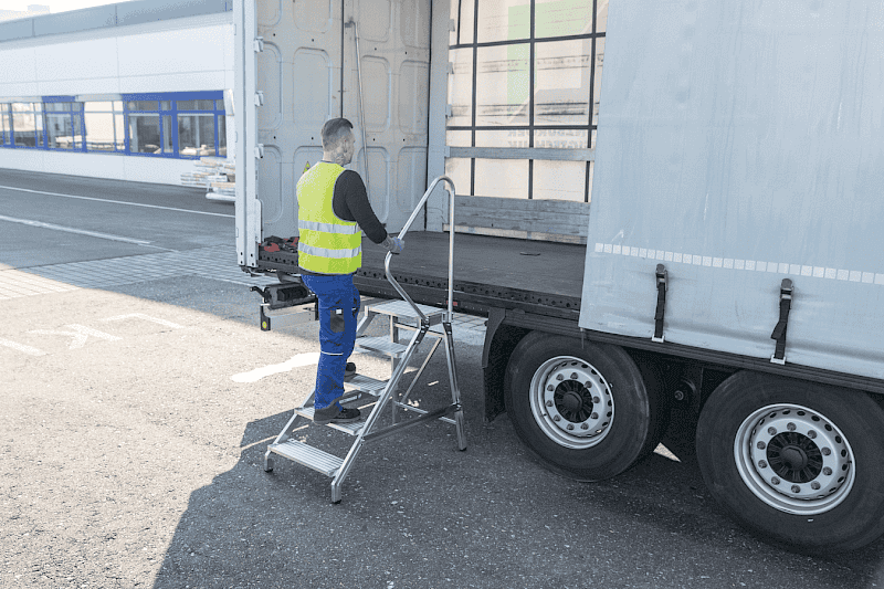 Munk Montagetritt mit Handlauf Anwendung