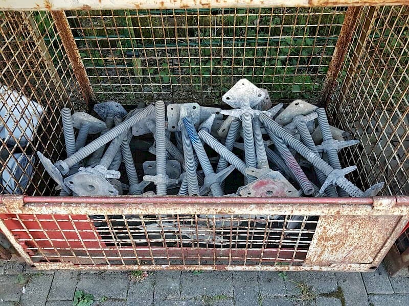 Plettac SL 70 Gerüst Beispiel gebrauchte Gewindefußplatten